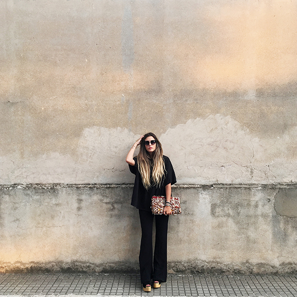 15-colgadas-de-una-percha-anna-duarte-black-total-look-negro-pantalones-campana-flared-pants-zuecos-clogs-ethnic-handbag-bolso-etnico-9