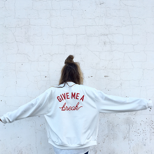 15-colgadas-de-una-percha-anna-duarte-bomber-quotes-mensajes-fw-oi-4