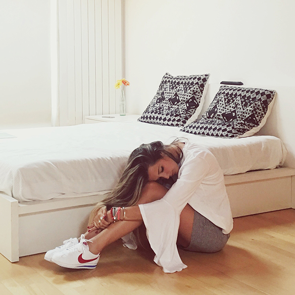 15-colgadas-de-una-percha-anna-duarte-mangas-acampanadas-bell-sleves-bambas-trainers-mini-gris-grey-mini-skirt-1