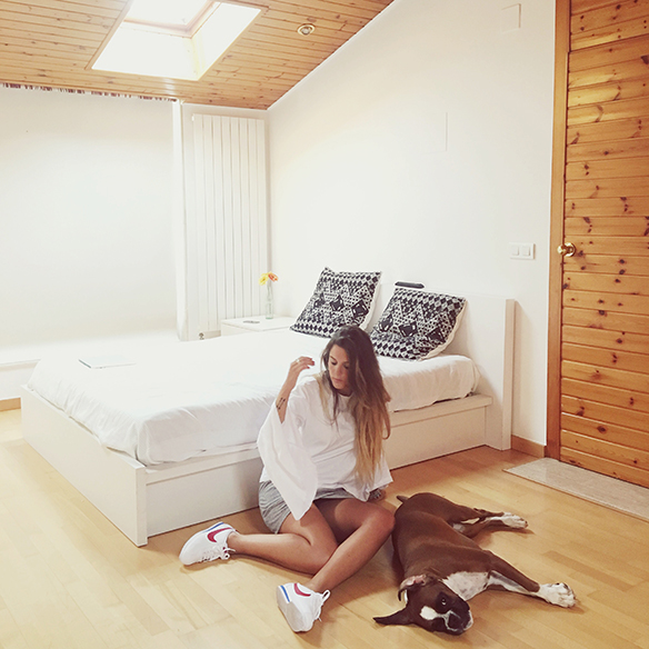 15-colgadas-de-una-percha-anna-duarte-mangas-acampanadas-bell-sleves-bambas-trainers-mini-gris-grey-mini-skirt-10