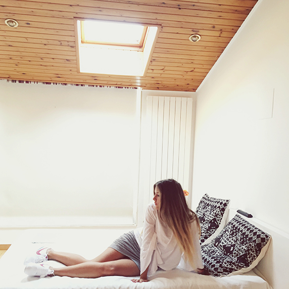 15-colgadas-de-una-percha-anna-duarte-mangas-acampanadas-bell-sleves-bambas-trainers-mini-gris-grey-mini-skirt-2