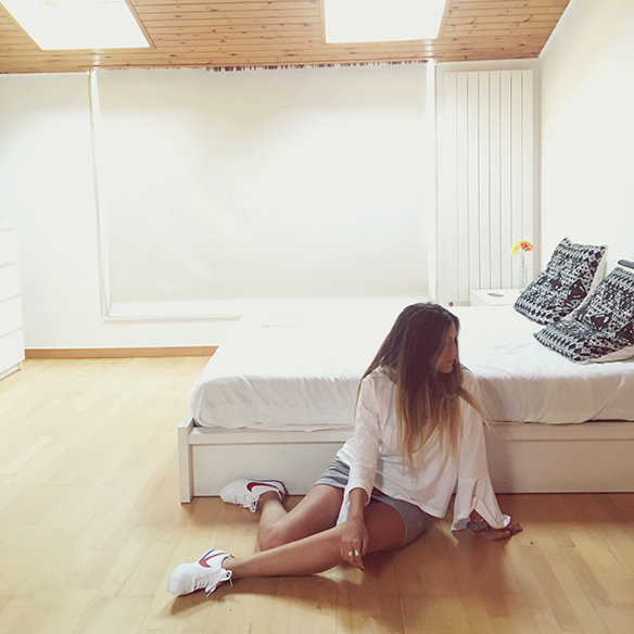 15-colgadas-de-una-percha-anna-duarte-mangas-acampanadas-bell-sleves-bambas-trainers-mini-gris-grey-mini-skirt-3