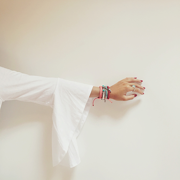 15-colgadas-de-una-percha-anna-duarte-mangas-acampanadas-bell-sleves-bambas-trainers-mini-gris-grey-mini-skirt-6