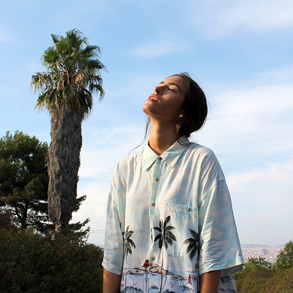 15-colgadas-de-una-percha-blanche-camisa-palmeras-palm-tree-shirt-bambas-trainers-braid-trenza-1