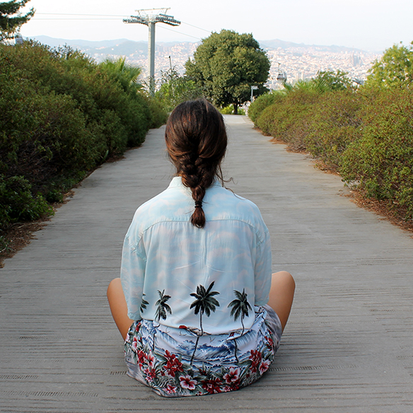 15-colgadas-de-una-percha-blanche-camisa-palmeras-palm-tree-shirt-bambas-trainers-braid-trenza-10