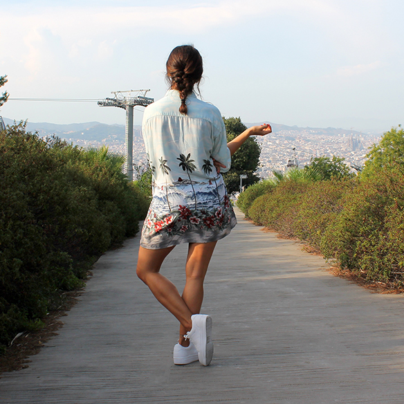 15-colgadas-de-una-percha-blanche-camisa-palmeras-palm-tree-shirt-bambas-trainers-braid-trenza-3