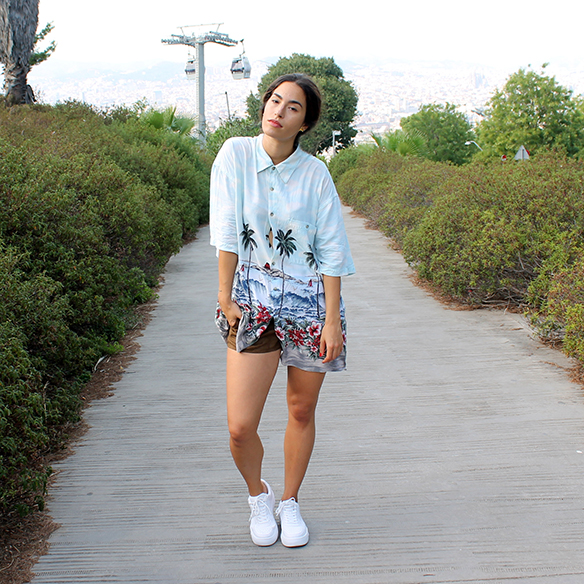 15-colgadas-de-una-percha-blanche-camisa-palmeras-palm-tree-shirt-bambas-trainers-braid-trenza-4