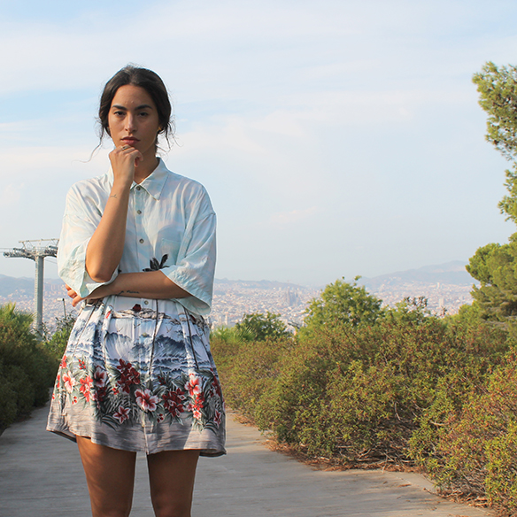 15-colgadas-de-una-percha-blanche-camisa-palmeras-palm-tree-shirt-bambas-trainers-braid-trenza-5
