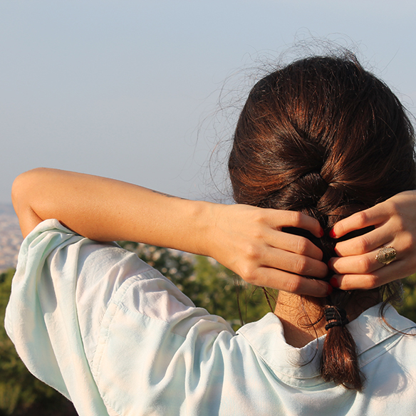 15-colgadas-de-una-percha-blanche-camisa-palmeras-palm-tree-shirt-bambas-trainers-braid-trenza-7