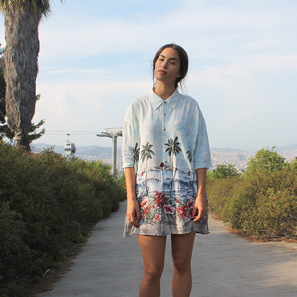 15-colgadas-de-una-percha-blanche-camisa-palmeras-palm-tree-shirt-bambas-trainers-braid-trenza-9