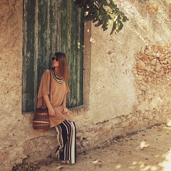 15-colgadas-de-una-percha-carla-kissler-cesto-mimbre-wicker-basket-suede-poncho-ante-1