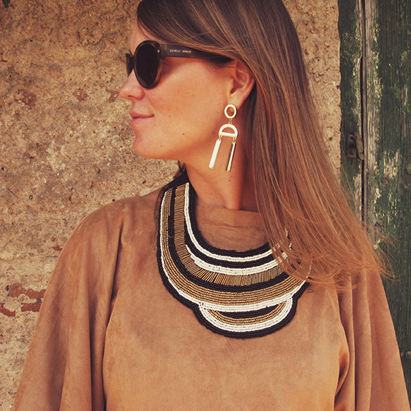 15-colgadas-de-una-percha-carla-kissler-cesto-mimbre-wicker-basket-suede-poncho-ante-3