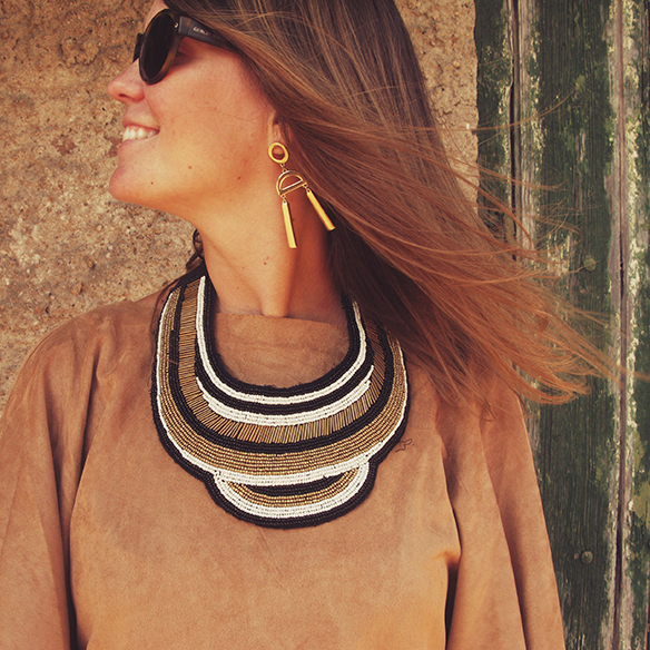 15-colgadas-de-una-percha-carla-kissler-cesto-mimbre-wicker-basket-suede-poncho-ante-4