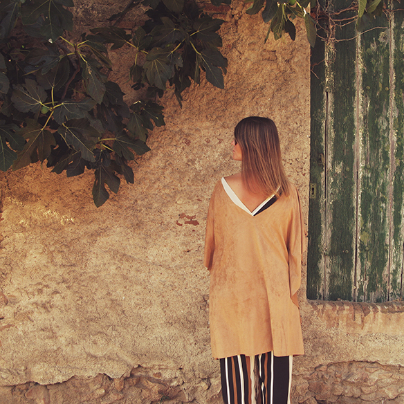 15-colgadas-de-una-percha-carla-kissler-cesto-mimbre-wicker-basket-suede-poncho-ante-7