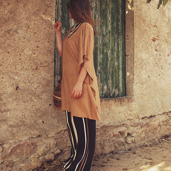 15-colgadas-de-una-percha-carla-kissler-cesto-mimbre-wicker-basket-suede-poncho-ante-8