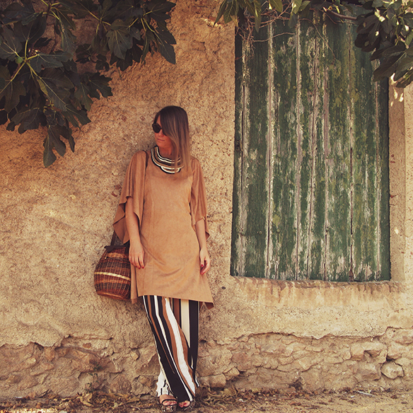 15-colgadas-de-una-percha-carla-kissler-cesto-mimbre-wicker-basket-suede-poncho-ante-9