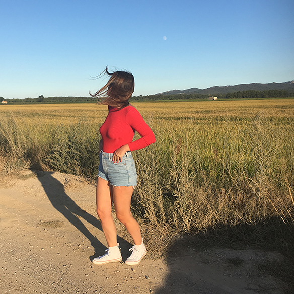 15-colgadas-de-una-percha-carla-kissler-red-body-rojo-chaqueta-etnica-ethnic-jacket-shorts-vintage-bambas-trainers-2