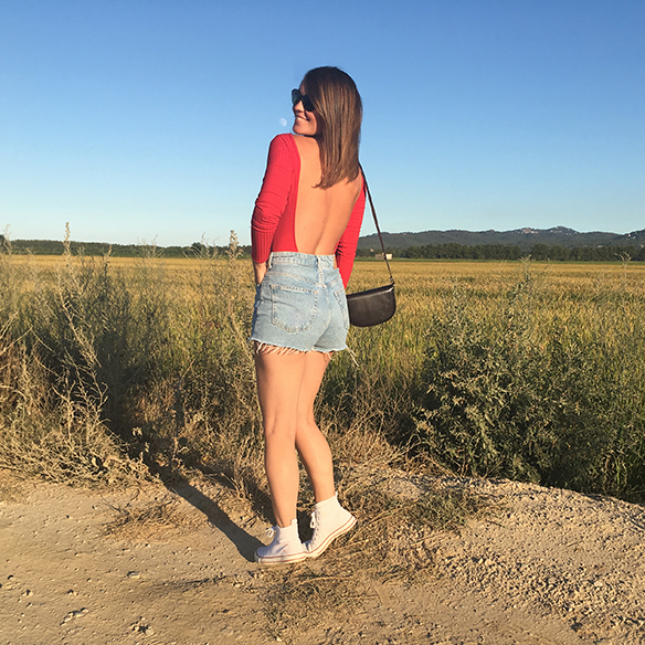 15-colgadas-de-una-percha-carla-kissler-red-body-rojo-chaqueta-etnica-ethnic-jacket-shorts-vintage-bambas-trainers-5