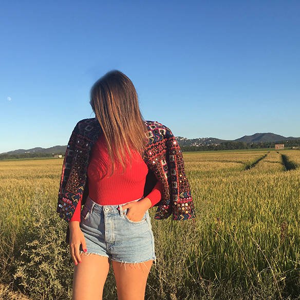 15-colgadas-de-una-percha-carla-kissler-red-body-rojo-chaqueta-etnica-ethnic-jacket-shorts-vintage-bambas-trainers-7