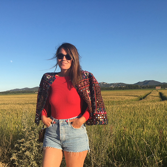 15-colgadas-de-una-percha-carla-kissler-red-body-rojo-chaqueta-etnica-ethnic-jacket-shorts-vintage-bambas-trainers-8