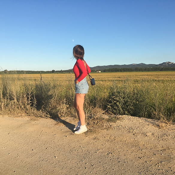 15-colgadas-de-una-percha-carla-kissler-red-body-rojo-chaqueta-etnica-ethnic-jacket-shorts-vintage-bambas-trainers-9