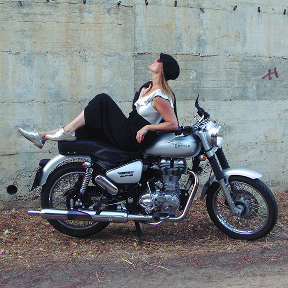 15-colgadas-de-una-percha-carla-kissler-fw-oi-must-have-metallics-metalizados-silver-body-plateado-6