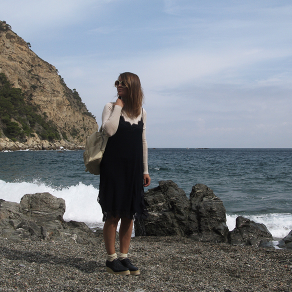 15-colgadas-de-una-percha-carla-kissler-layering-slip-dress-jumper-jersey-vestido-lencero-capas-must-have-fw-oi-5