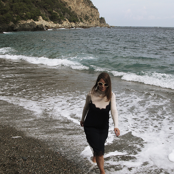 15-colgadas-de-una-percha-carla-kissler-layering-slip-dress-jumper-jersey-vestido-lencero-capas-must-have-fw-oi-9