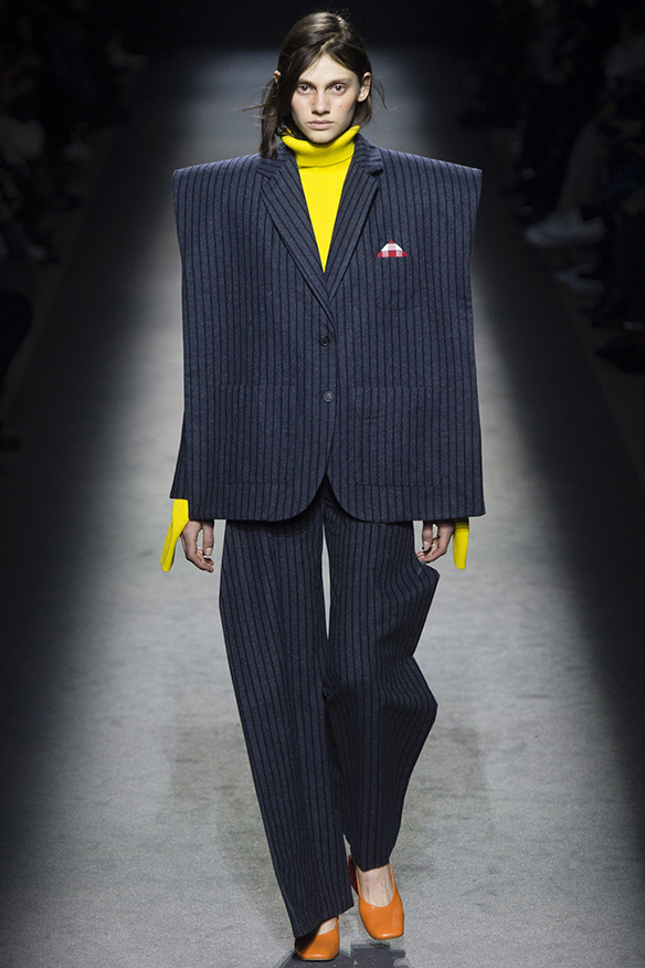 15-colgadas-de-una-percha-jacquemus-fw-16-17-oi-2016-paris-fashion-week-pfw-1