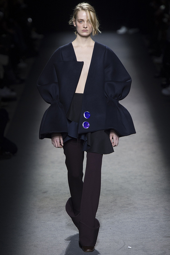 15-colgadas-de-una-percha-jacquemus-fw-16-17-oi-2016-paris-fashion-week-pfw-11