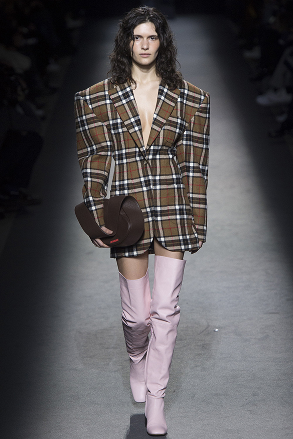 15-colgadas-de-una-percha-jacquemus-fw-16-17-oi-2016-paris-fashion-week-pfw-14