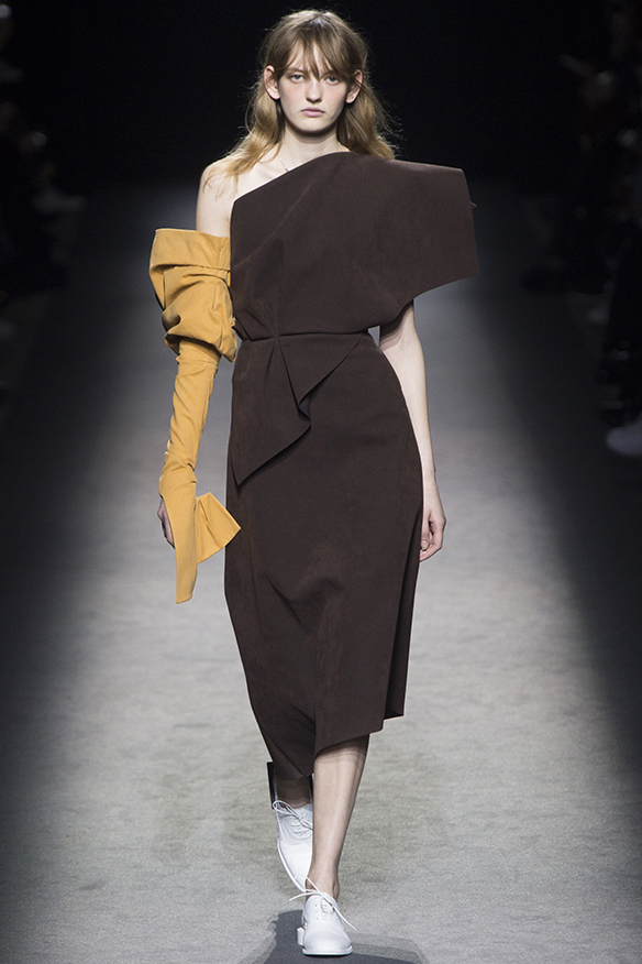 15-colgadas-de-una-percha-jacquemus-fw-16-17-oi-2016-paris-fashion-week-pfw-15