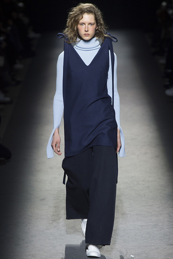 15-colgadas-de-una-percha-jacquemus-fw-16-17-oi-2016-paris-fashion-week-pfw-3