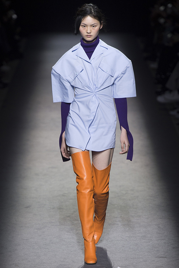15-colgadas-de-una-percha-jacquemus-fw-16-17-oi-2016-paris-fashion-week-pfw-4