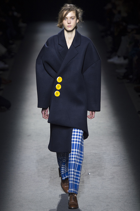 15-colgadas-de-una-percha-jacquemus-fw-16-17-oi-2016-paris-fashion-week-pfw-5