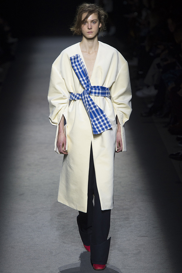 15-colgadas-de-una-percha-jacquemus-fw-16-17-oi-2016-paris-fashion-week-pfw-6