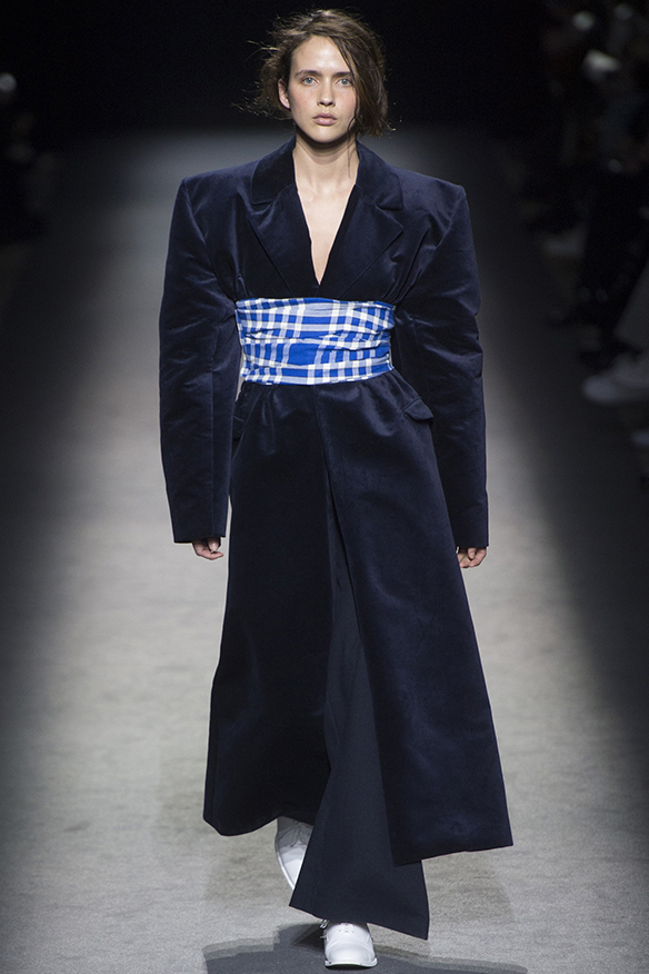 15-colgadas-de-una-percha-jacquemus-fw-16-17-oi-2016-paris-fashion-week-pfw-7