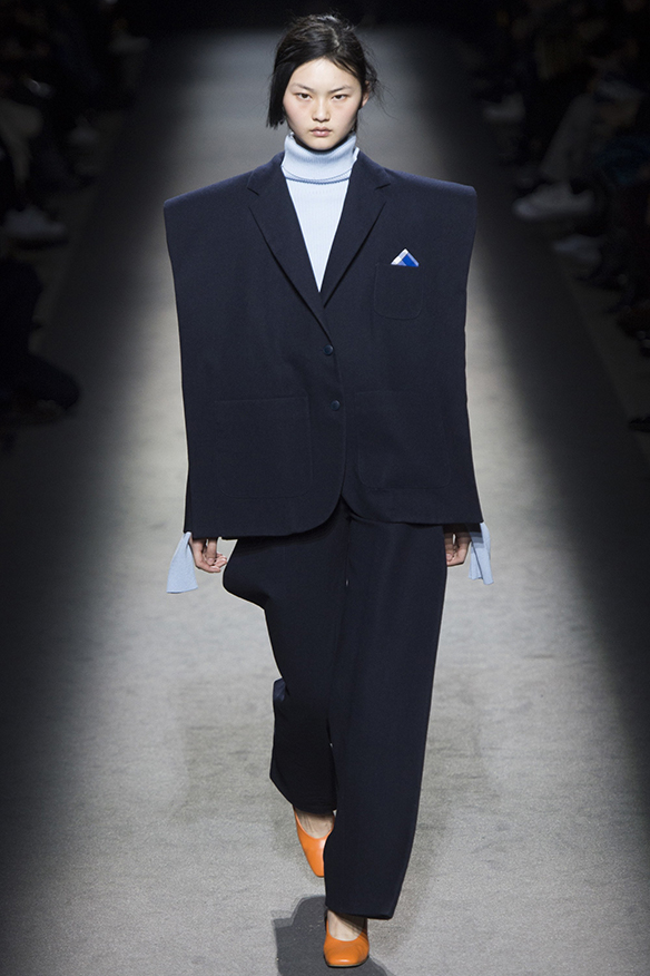 15-colgadas-de-una-percha-jacquemus-fw-16-17-oi-2016-paris-fashion-week-pfw-9