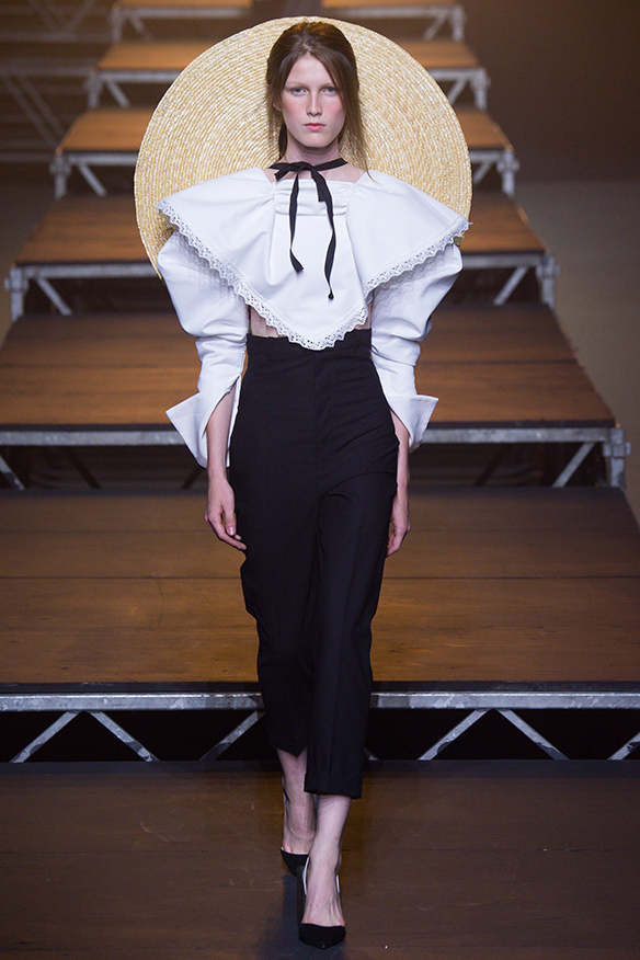 15-colgadas-de-una-percha-jacquemus-ss-17-pv-2017-paris-fashion-week-pfw-1