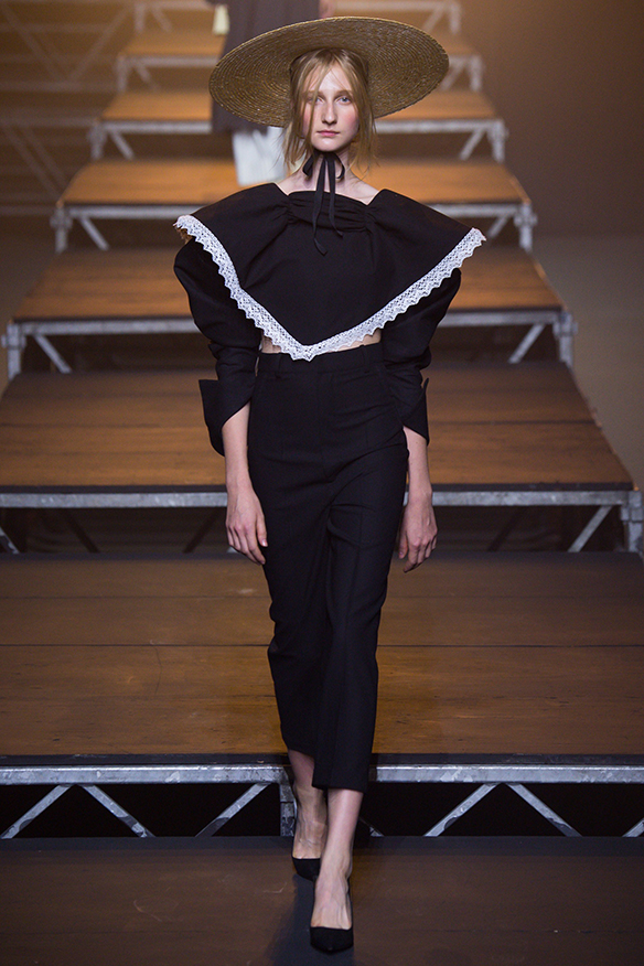 15-colgadas-de-una-percha-jacquemus-ss-17-pv-2017-paris-fashion-week-pfw-15
