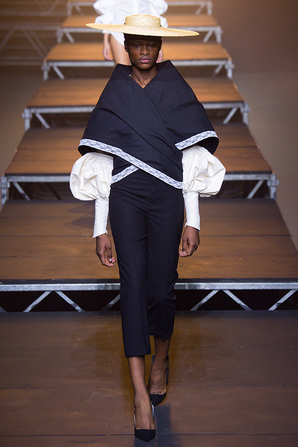 15-colgadas-de-una-percha-jacquemus-ss-17-pv-2017-paris-fashion-week-pfw-2