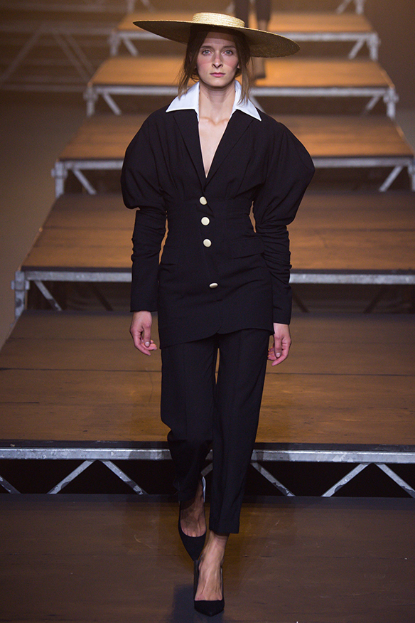 15-colgadas-de-una-percha-jacquemus-ss-17-pv-2017-paris-fashion-week-pfw-3