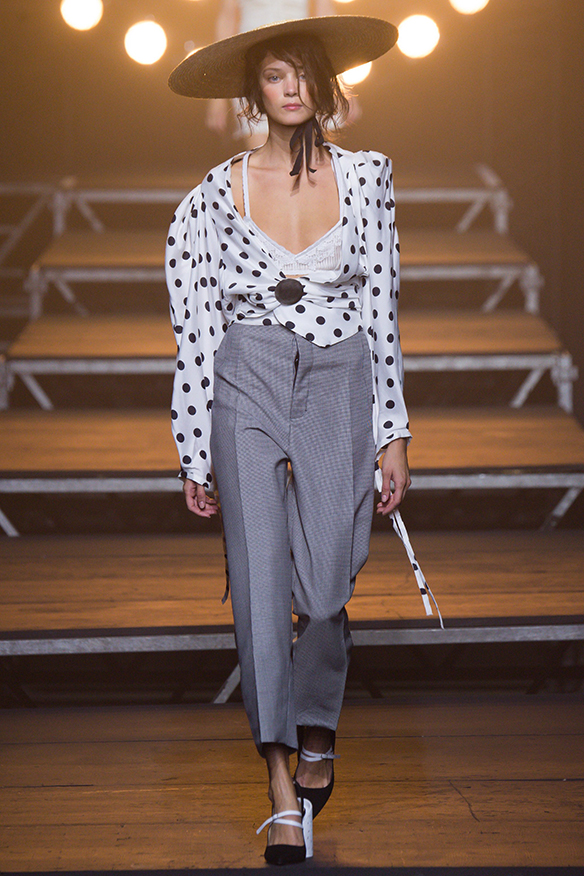 15-colgadas-de-una-percha-jacquemus-ss-17-pv-2017-paris-fashion-week-pfw-6