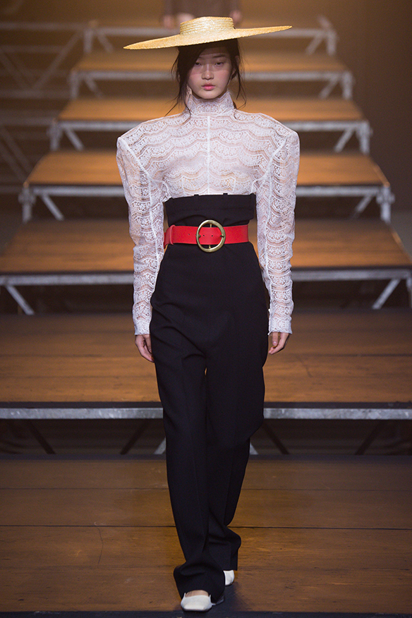 15-colgadas-de-una-percha-jacquemus-ss-17-pv-2017-paris-fashion-week-pfw-7