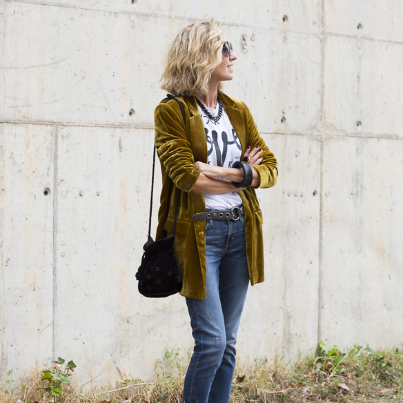 15-colgadas-de-una-percha-maica-jau-americana-terciopelo-velvet-blazer-mostaza-mustard-fw-oi-1