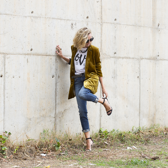 15-colgadas-de-una-percha-maica-jau-americana-terciopelo-velvet-blazer-mostaza-mustard-fw-oi-3