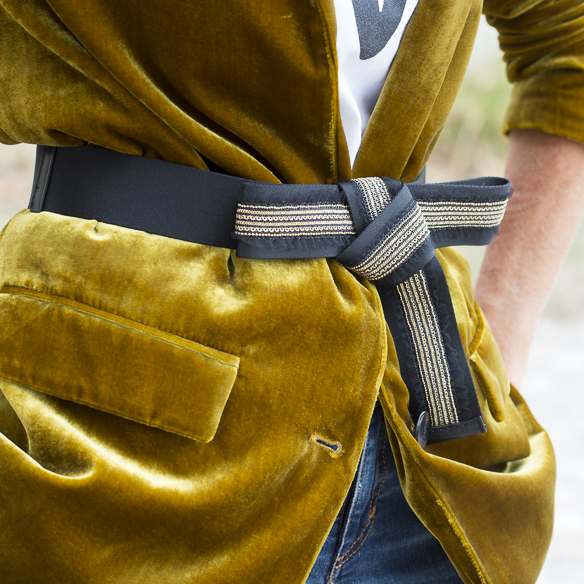 15-colgadas-de-una-percha-maica-jau-americana-terciopelo-velvet-blazer-mostaza-mustard-fw-oi-6