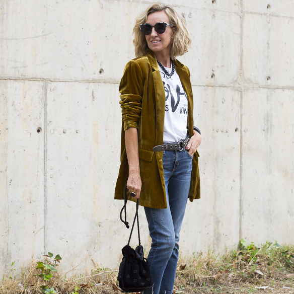 15-colgadas-de-una-percha-maica-jau-americana-terciopelo-velvet-blazer-mostaza-mustard-fw-oi-7