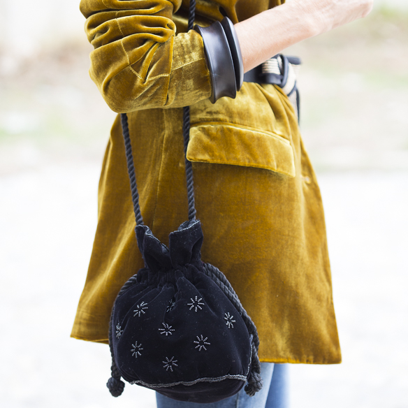 15-colgadas-de-una-percha-maica-jau-americana-terciopelo-velvet-blazer-mostaza-mustard-fw-oi-8