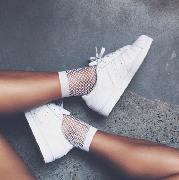 15-colgadas-de-una-percha-15-lwl-looks-we-love-outfits-medias-de-rejilla-fishnets-rejillas-11